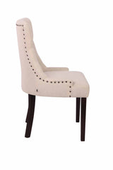 Set di 2 sedie da pranzo Aberdeen in tessuto anticato crema, design Chesterfield con seduta imbottita e bottoni eleganti.