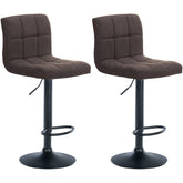 Set di 2 sgabelli da bar Calma in tessuto nero e marrone, imbottiti e regolabili in altezza per un comfort elegante.