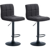 Set di 2 sgabelli da bar Calma in tessuto nero e grigio scuro, regolabili e imbottiti per comfort ed eleganza.