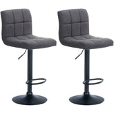 Set di 2 sgabelli da bar Calma in tessuto nero e grigio chiaro, imbottiti e regolabili in altezza per un comfort elegante.