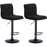 Set di 2 sgabelli da bar Calma in tessuto nero, imbottiti e regolabili, perfetti per ogni ambiente moderno.