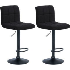 Set di 2 sgabelli da bar Calma in tessuto nero, imbottiti e regolabili, perfetti per ogni ambiente moderno.