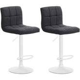 Set di 2 sgabelli da bar Calma in tessuto grigio scuro, imbottiti e regolabili in altezza per un comfort elegante.