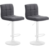 Set di 2 sgabelli da bar Calma in tessuto bianco e grigio chiaro, imbottiti e regolabili in altezza per un comfort elegante.