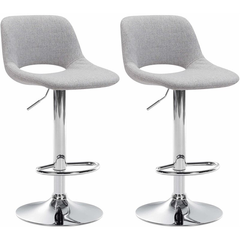 Set di 2 barhocker Camden in tessuto grigio chiaro con struttura in cromo, ideale per cucina e bar domestico.