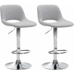 Set di 2 barhocker Camden in tessuto grigio chiaro con struttura in cromo, ideale per cucina e bar domestico.