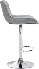 Set di 2 sgabelli da bar Vonore in tessuto grigio con base cromata, regolabili in altezza per un design moderno e funzionale.