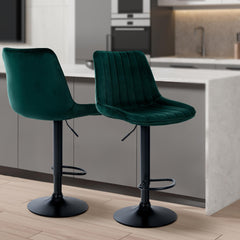 Set di 2 sgabelli da bar Toni in velluto nero e verde, design moderno e comfort ottimale per ogni ambiente.