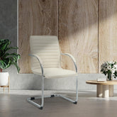 Set di 2 sedie visitatori Tira in finta pelle crema con struttura in metallo, ideale per uffici e spazi moderni.