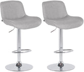 Set di 2 sgabelli da bar Solon in tessuto grigio chiaro con struttura in cromo, design moderno e comfort elevato.