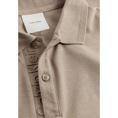 Dettaglio della Calvin Klein Polo Uomo in cotone organico marrone con logo ricamato e bottoni tono su tono. Stile raffinato e sostenibile.