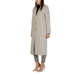 Cappotto Donna Ichi Autunno Inverno beige in stile minimal, con chiusura a tre bottoni e vestibilità comoda per l'inverno.