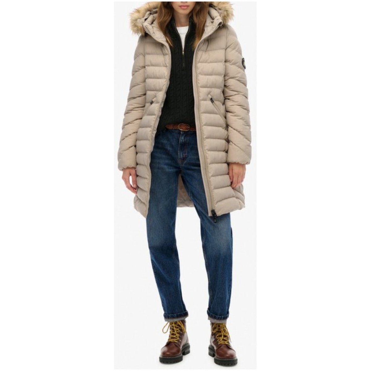 Giubbotto donna Superdry beige con cappuccio e pelliccia, perfetto per l'autunno/inverno. Look casual con jeans e scarponcini.