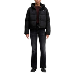 Outfit completo con giubbotto Tommy Hilfiger Jeans Donna nero, abbinato a jeans scuri e scarpe nere. Giacca puffer perfetta per l'inverno.