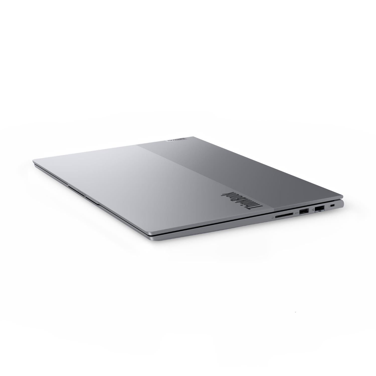 Notebook Lenovo 21SK006QIX acceso con Windows 11, schermo ampio e cornici sottili, ottimizzato per prestazioni elevate e connettività Wi-Fi 6E.