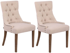 Set di 2 sedie da pranzo Aberdeen in tessuto anticato crema, stile Chesterfield con seduta imbottita e bottoni eleganti.