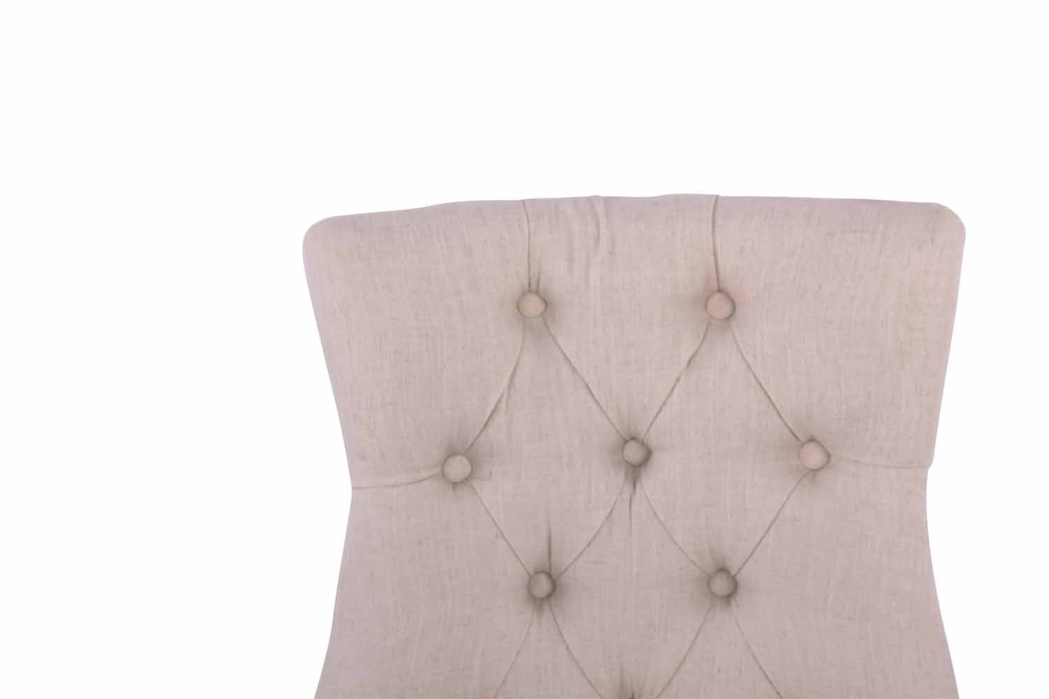 Set di 2 sedie da pranzo Aberdeen in tessuto anticato crema, stile Chesterfield con seduta imbottita e bottoni eleganti.