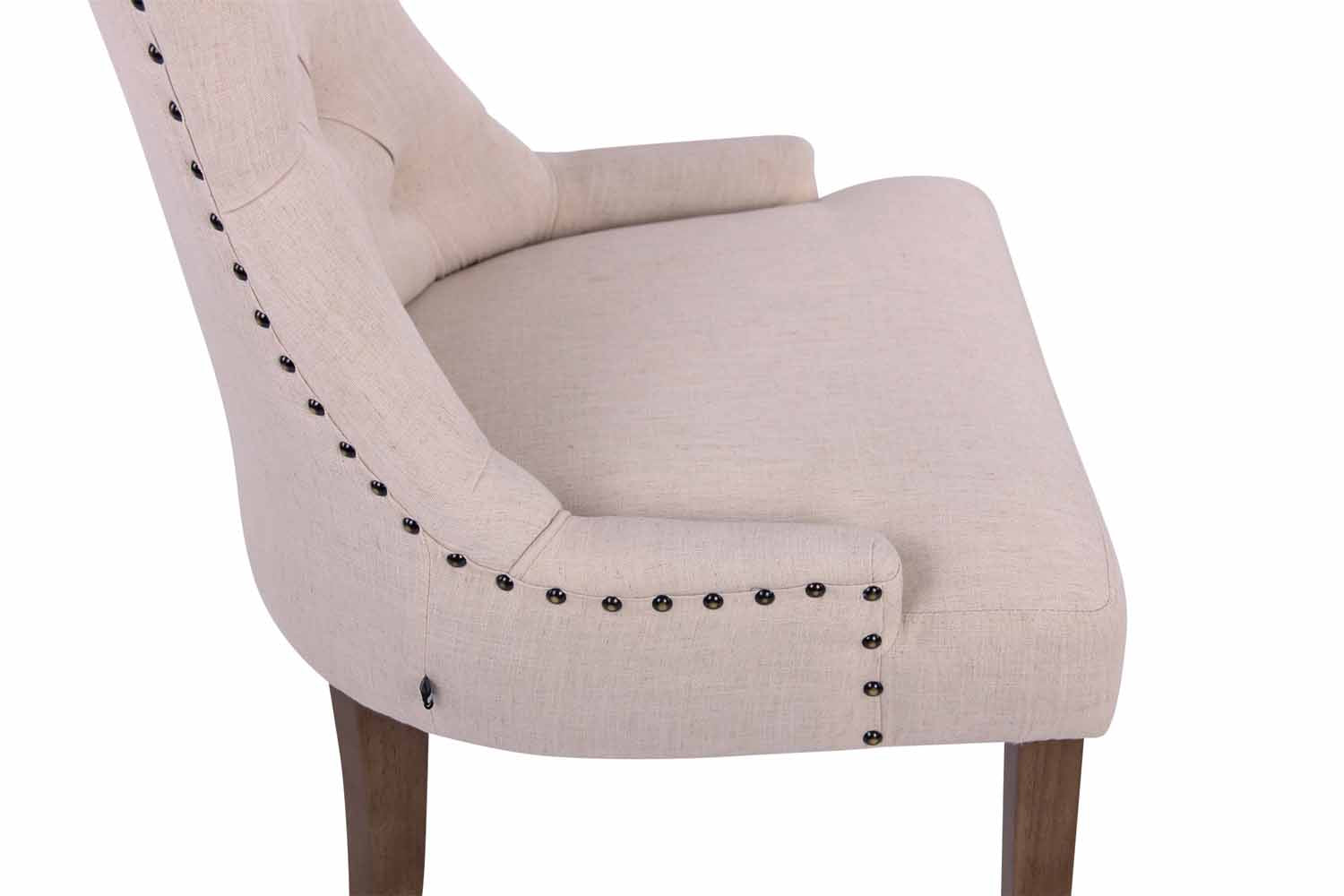 Set di 2 sedie da pranzo Aberdeen in tessuto anticato crema, stile Chesterfield con seduta imbottita e bottoni eleganti.