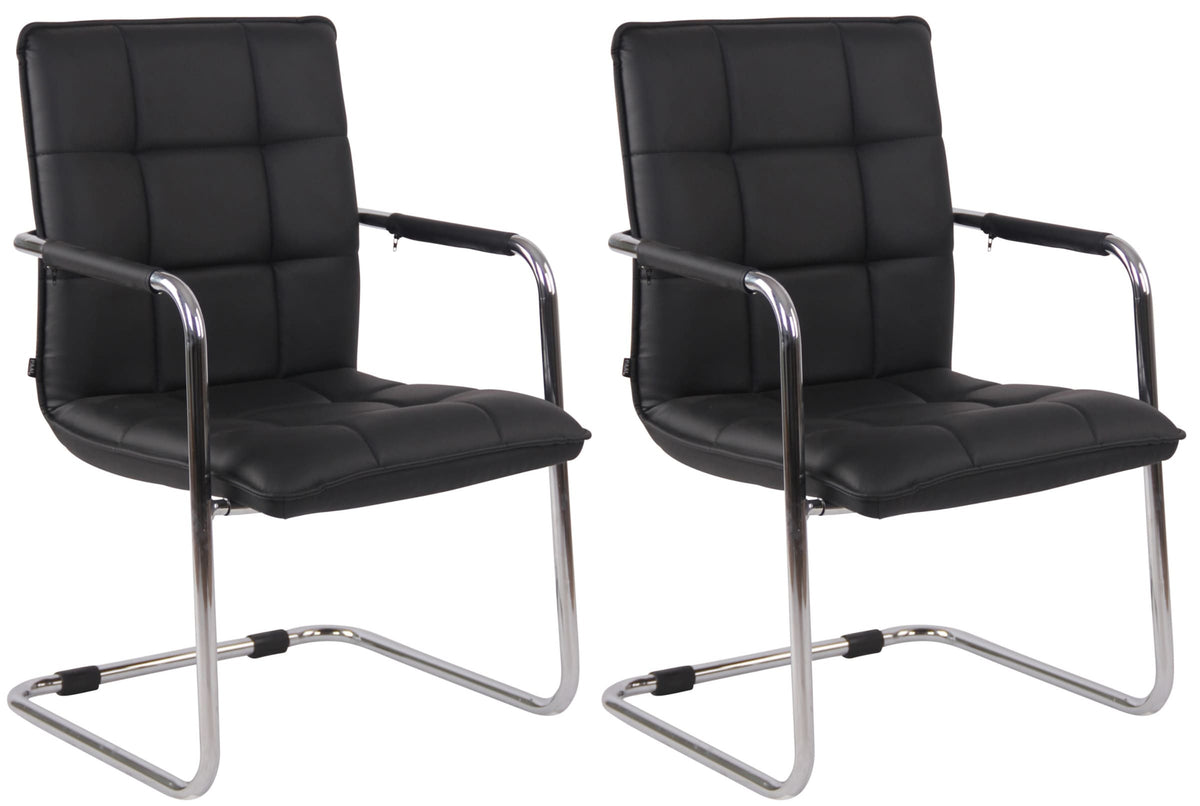 Set di 2 sedie Gandia in ecopelle nera con struttura cromata, ideali per arredare con stile e eleganza.