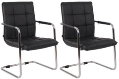 Set di 2 sedie Gandia in ecopelle nera con struttura cromata, ideali per arredare con stile e eleganza.