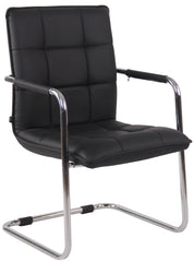 Set di 2 sedie Gandia in ecopelle nera con struttura cromata, ideali per arredare con stile e eleganza.