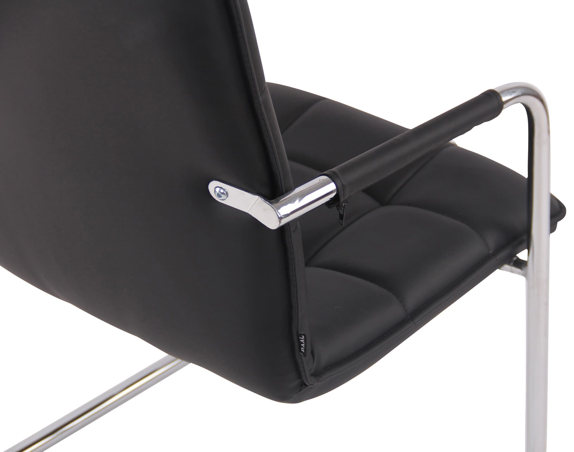 Set di 2 sedie Gandia in ecopelle nera con struttura cromata, ideali per arredare con stile e eleganza.