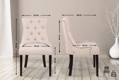 Set di 2 sedie da pranzo Aberdeen in tessuto anticato crema, design Chesterfield con seduta imbottita e bottoni eleganti.