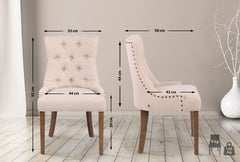 Set di 2 sedie da pranzo Aberdeen in tessuto anticato crema, stile Chesterfield con seduta imbottita e bottoni eleganti.