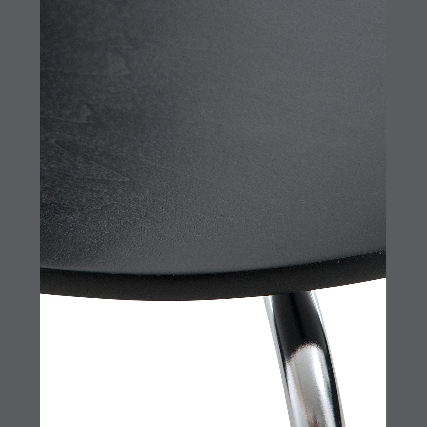 Set di 2 sedie da riunione Diego nere, impilabili, dal design classico e versatile, perfette per ogni ambiente lavorativo.