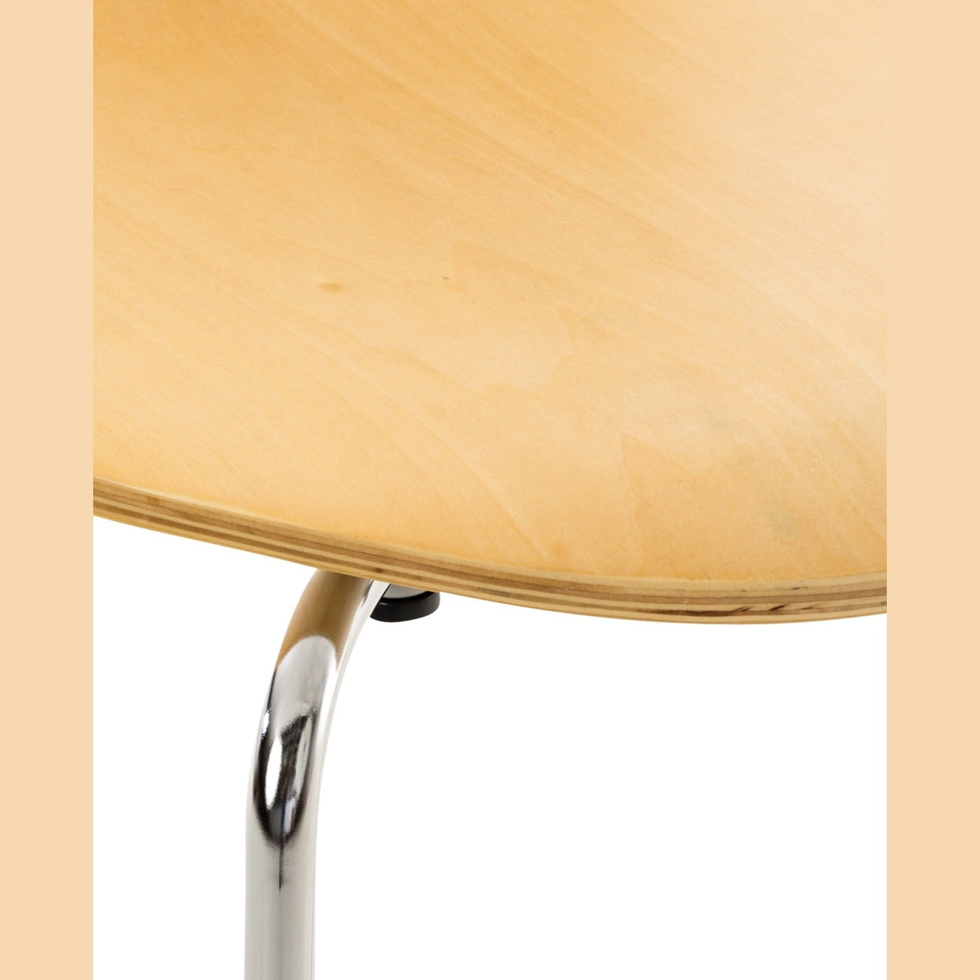 Set di 2 sedie impilabili Diego in legno naturale, ideali per riunioni e spazi comuni, design classico e versatile.