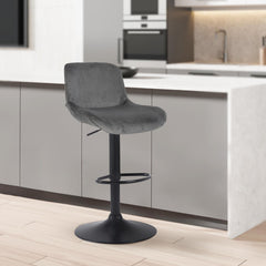 Set di 2 sgabelli bar Solon in velluto nero, design moderno e comodo, con schienale per un supporto ottimale.