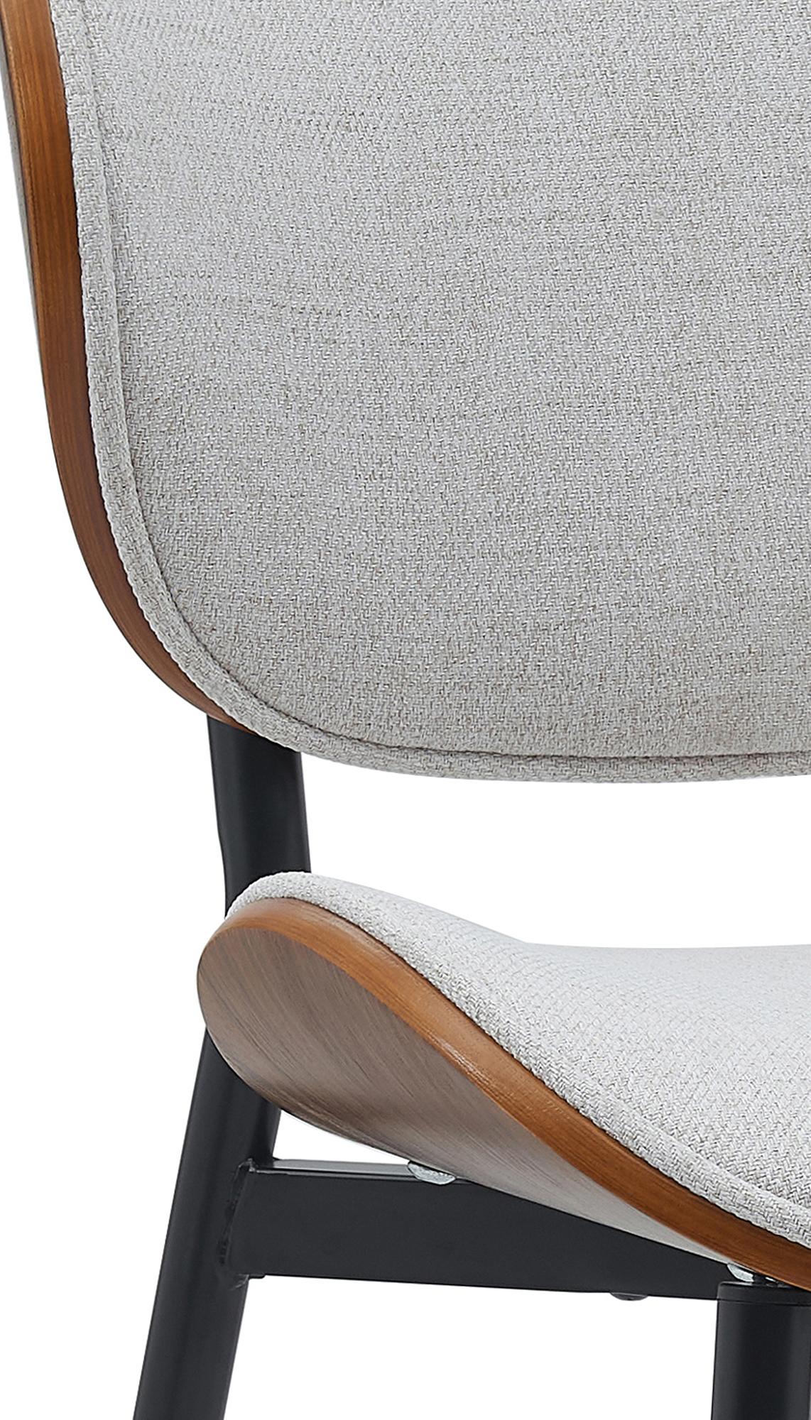 Set di 2 sedie Enid in stoffa crema e struttura in legno di noce, ideali per un'elegante sala da pranzo.
