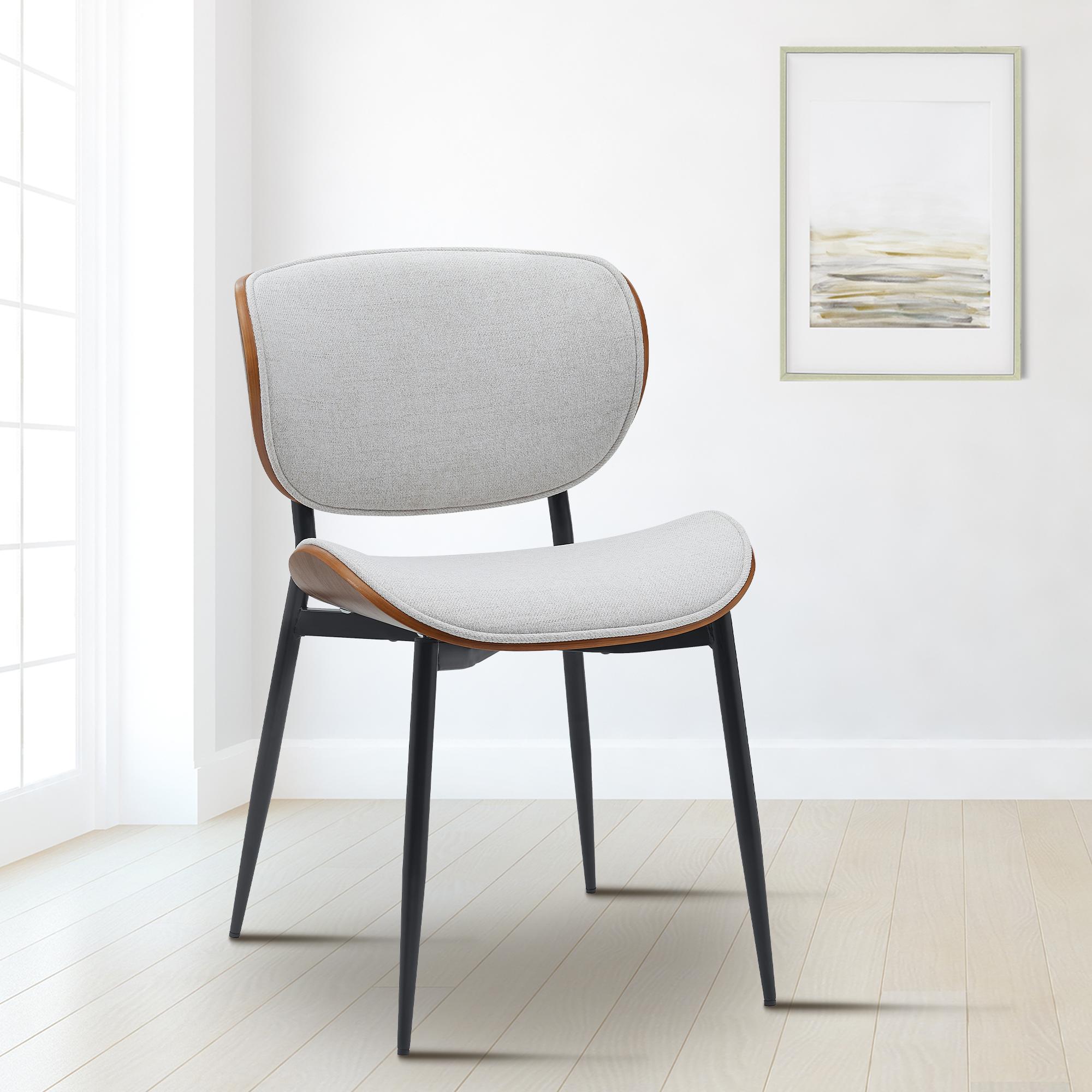 Set di 2 sedie Enid in stoffa crema e struttura in legno di noce, ideali per un'elegante sala da pranzo.