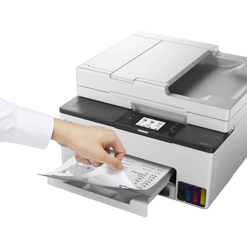 Estrazione di un foglio stampato dalla Canon 25788 - CANON 6171C006, evidenziando la qualità di stampa e la praticità d'uso.
