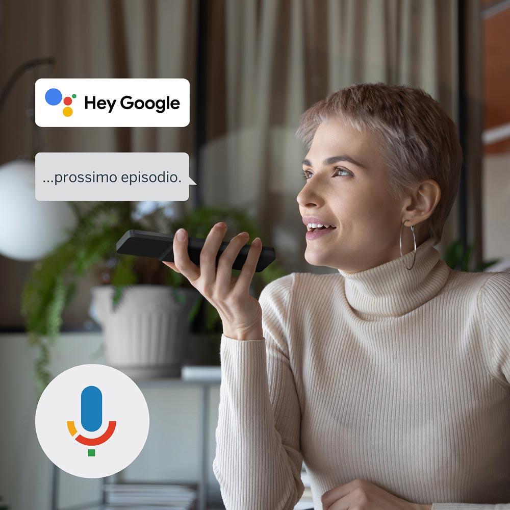 Controllo vocale con Google Assistant sul THOMSON 50UG5C14, donna interagisce con il telecomando per cambiare episodio, TV smart elettronica.