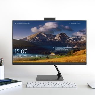 PC ATLANTIS A25-Z24-B5 all-in-one su scrivania moderna, con tastiera bianca e sfondo montano, ideale per home office.