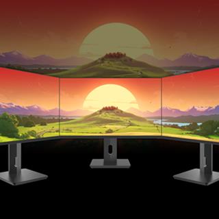 Configurazione triplo monitor ATLANTIS A05-HX27IFD-HCM con display panoramico 27'' per postazioni gaming o lavoro multitasking.