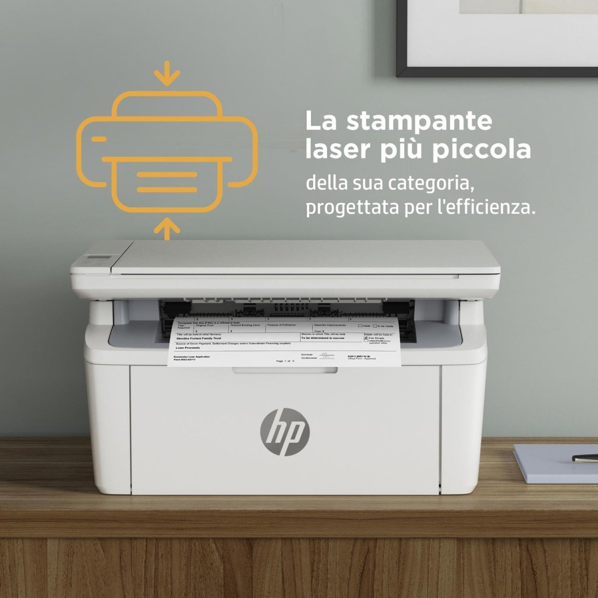 Stampante HP 41177 - HP 7MD72F posizionata su una scrivania, descritta come la più piccola della sua categoria per efficienza e praticità.