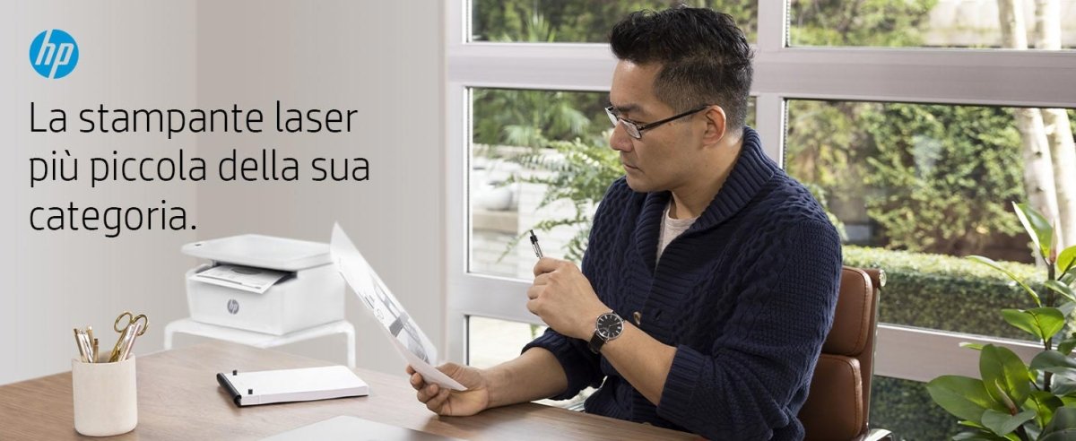 Uomo che utilizza la stampante HP 41177 - HP 7MD72F in un ufficio moderno, evidenziando la sua compattezza e funzionalità laser.