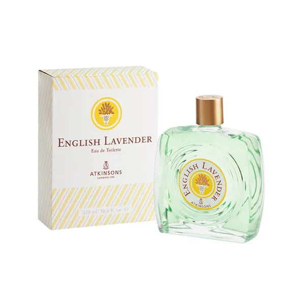 Eau de Toilette English Lavender verde chiaro di Atkinsons in flacone di vetro con etichetta rotonda gialla e tappo dorato, accanto alla scatola abbinata.