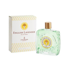 Eau de Toilette English Lavender verde chiaro di Atkinsons in flacone di vetro con etichetta rotonda gialla e tappo dorato, accanto alla scatola abbinata.