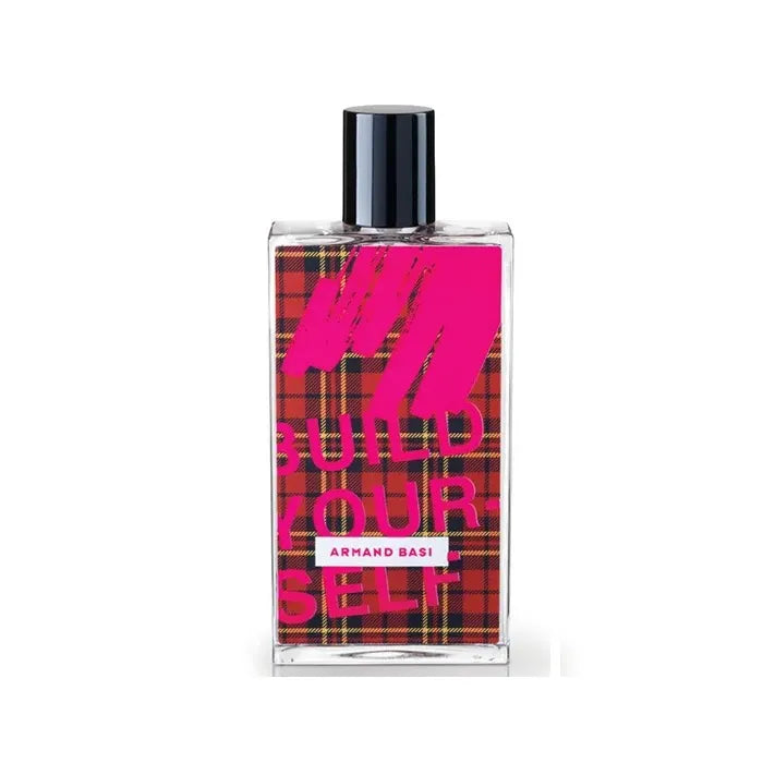 Flacone di Eau de Toilette di Armand Basi con tappo nero, motivo scozzese rosso e nero, pennellata fucsia e scritte "BUILD YOUR SELF" e "ARMAND BASI".