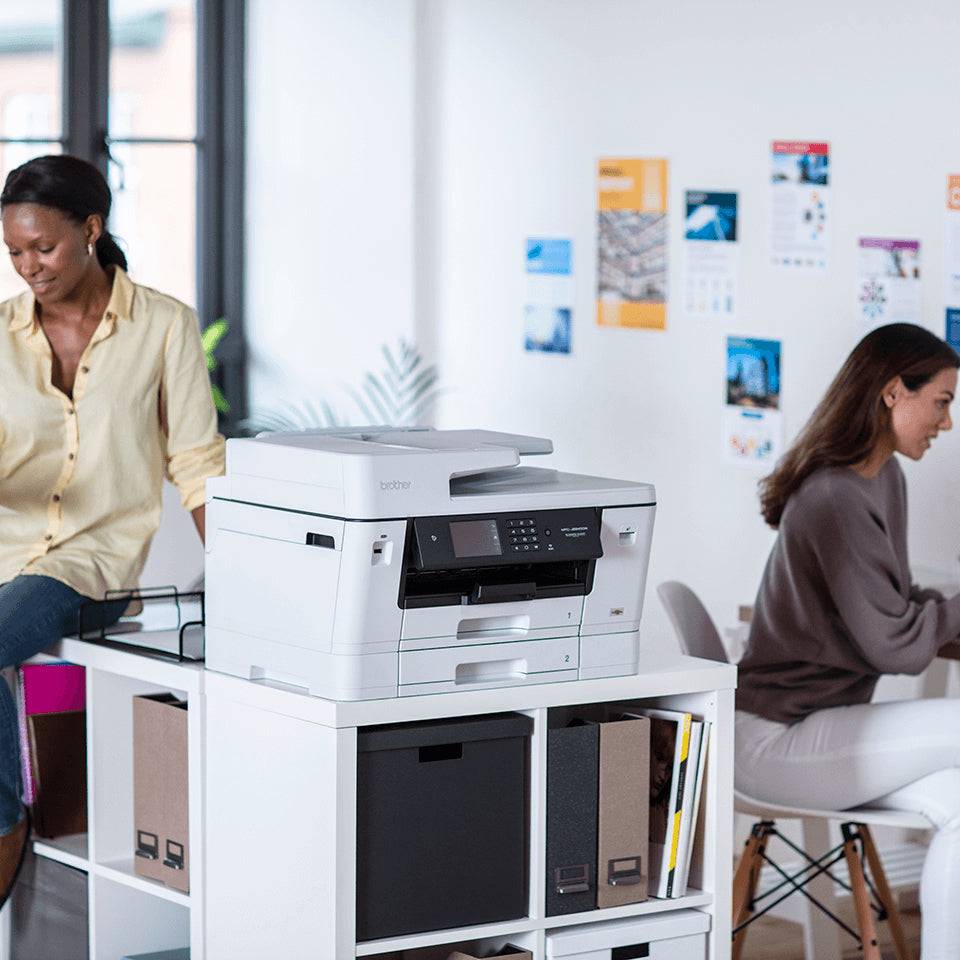 Stampante Brother MFCJ6940DWRE1 in un ambiente lavorativo condiviso, perfetta per team dinamici. Prestazioni elevate e design professionale.