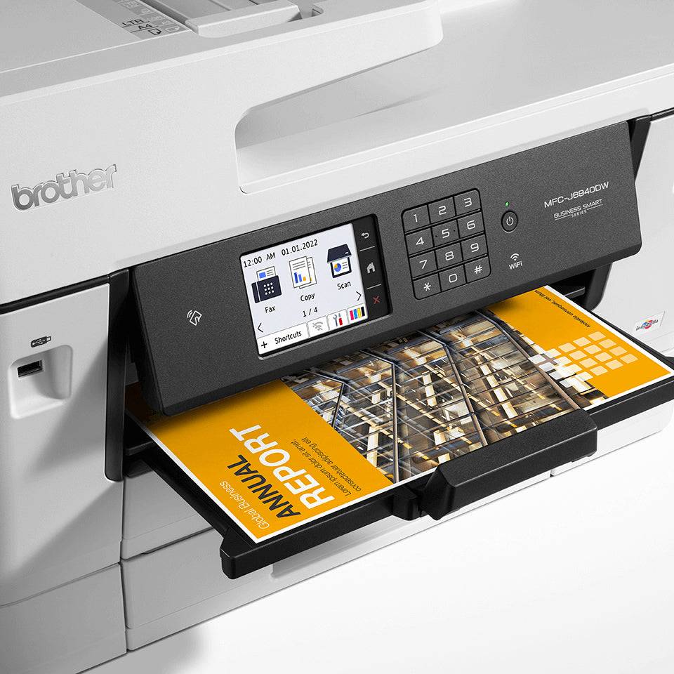 Dettaglio del pannello comandi touchscreen della Brother MFCJ6940DWRE1 con stampa a colori in corso. Qualità di stampa professionale.