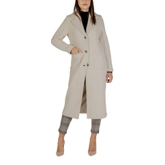 Cappotto Donna Ichi Autunno Inverno lungo beige con tasche applicate e taglio classico, perfetto per outfit autunnali e invernali.