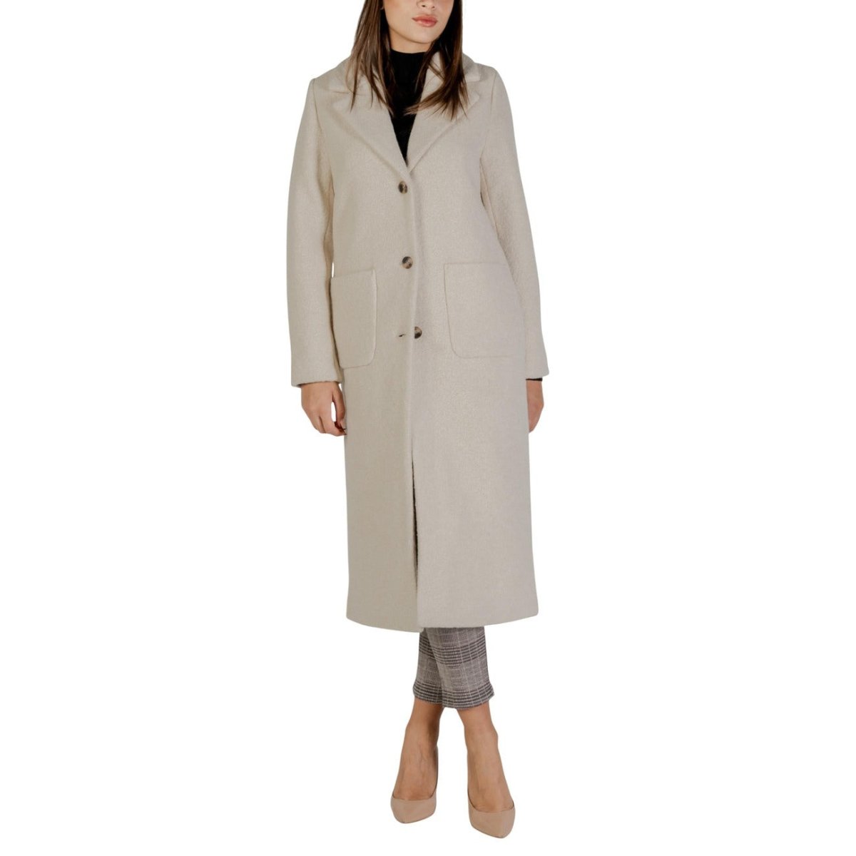 Cappotto Donna Ichi Autunno Inverno beige con bottoni frontali e tasche, ideale per look eleganti nella stagione fredda.