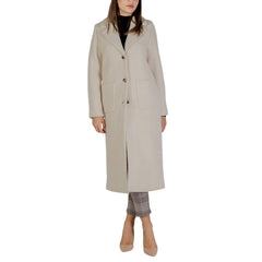 Cappotto Donna Ichi Autunno Inverno beige con bottoni frontali e tasche, ideale per look eleganti nella stagione fredda.