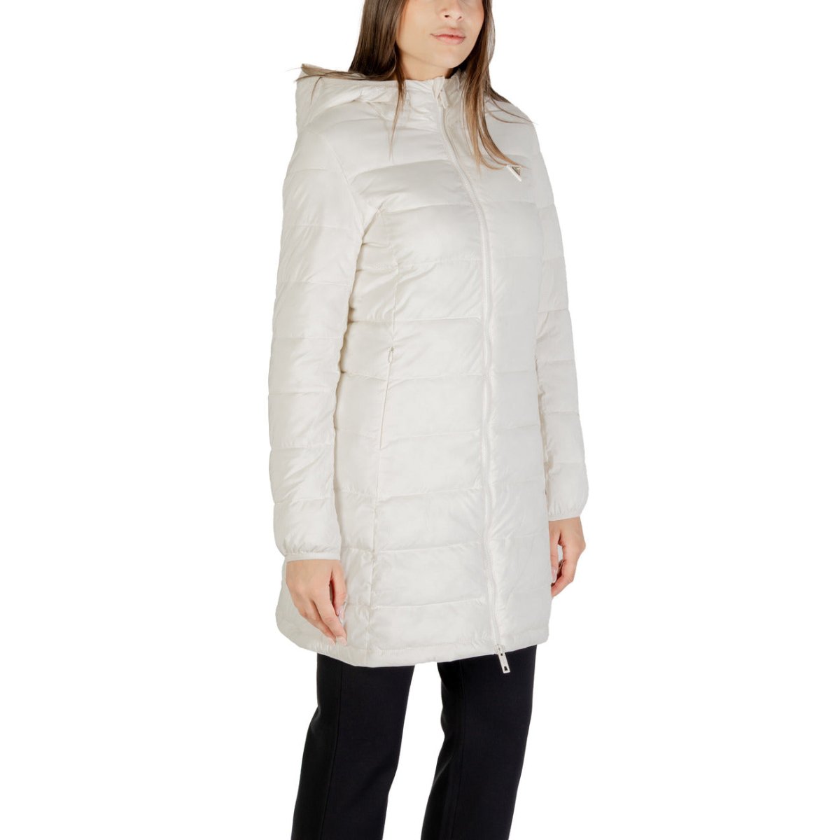 Guess Active Giubbotto Donna beige con cappuccio e vestibilità slim, stile elegante per la stagione fredda.