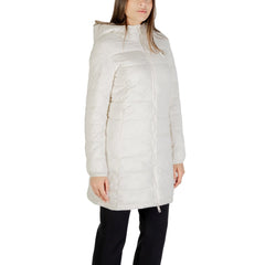 Guess Active Giubbotto Donna beige con cappuccio e vestibilità slim, stile elegante per la stagione fredda.