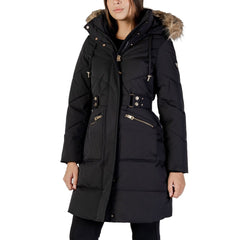Guess Giubbotto Donna nero con dettagli dorati, tasche con zip e cintura. Parka elegante per l'autunno/inverno, stile moderno e funzionale.